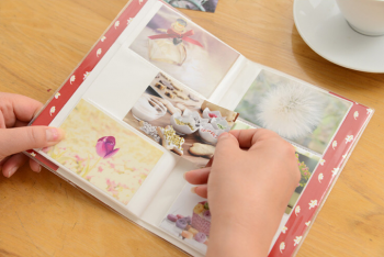 Album mini chiếc l&aacute; nền đỏ 10