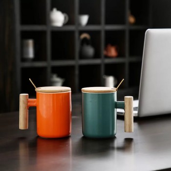 Cốc sứ tay gỗ m&agrave;u cam